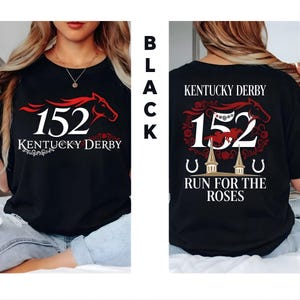 Może przedstawiać: Czarna koszulka z napisem "152 Kentucky Derby" i czerwoną grafiką konia z przodu. Tył koszulki zawiera napis "Kentucky Derby 152 Run for the Roses" z grafiką konia i wzorem podkowy.