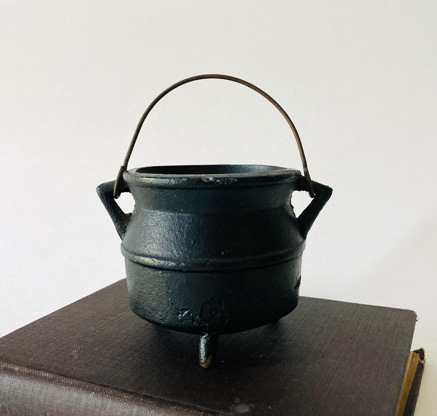 Vintage Cast Iron Black Cauldron Small Kettle Planter Wiccan Witch Altar Halloween Candle Holder Smudge Pot with Handle Washington Souvenir