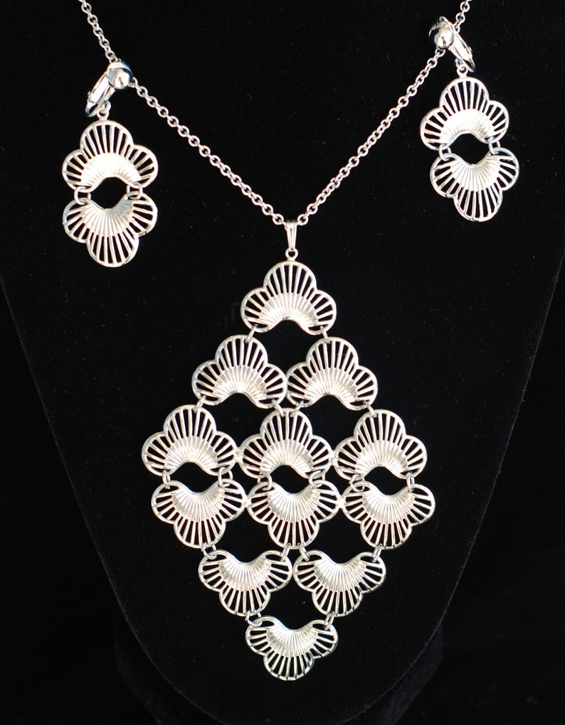 Vintage Sarah Coventry Silver Pendant and Earrings Geometric Lotus Blossom Summer Jewelry Diamond Shaped Silver Flexible Set