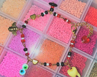 Pulsera con dijes de la increíble colección Digital Circus Caine