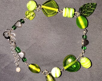 Pulsera con dije de corazón de plata y hojas verdes