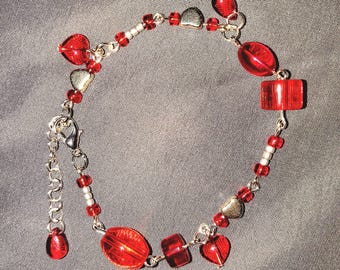 Pulsera con dije de corazón rojo cereza