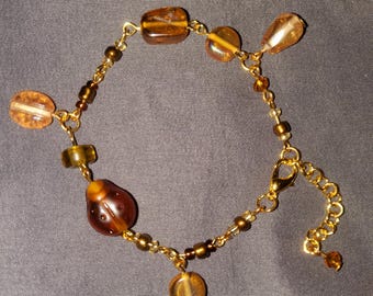 Pulsera con dije de cuentas de vidrio color marrón escarabajo