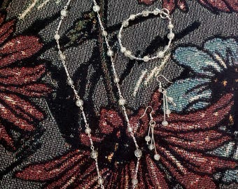 Conjunto sencillo pero elegante de pulsera, collar y pendientes a juego de cristal.