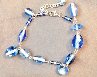 Pulsera con dije de cristal brillante azul cielo