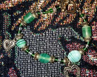 Pulsera vintage verde y plateada con forma de corazón