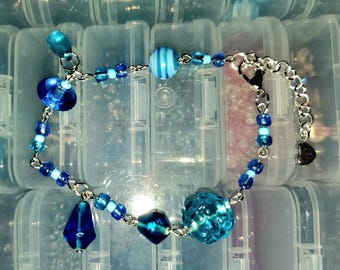 Pulsera con dije de frambuesa azul