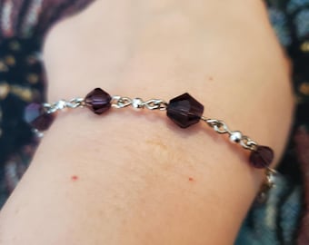 Pulsera de cuentas de cristal morado oscuro