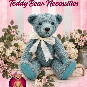 Könnte beinhalten: Ein blau-grauer Plüsch-Teddybär mit zotteliger Textur, einer dunkelbraunen Nase, einem gestickten Mund und einer cremefarbenen Schleife um den Hals. Der Bär hat türkisfarbene Fußsohlen und ist mit 18" Arles Teddy Bear Necessities beschriftet.