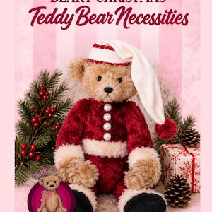 Könnte beinhalten: Ein 22-Zoll-Teddybär in einem rot-weißen Anzug mit Perlenknöpfen und passender Schlafmütze. Der Bär hat braunes Fell und schwarze Füße. Der Text lautet 22 BEARY CHRISTMAS Teddy Bear Necessities und ORIGINAL DESIGN BY EVELYN PENFIELD AT PENFIELD BEAR STORES.