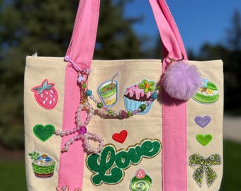 Bolso tote maximalista con dije "Matcha Girl" y 5 accesorios de estilo coqueto.