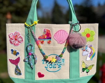 Bolso tote con dijes, inspirado en Coachella y con un toque de fantasía.