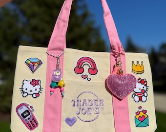 Bolso tote maximalista de Hello Kitty con dijes