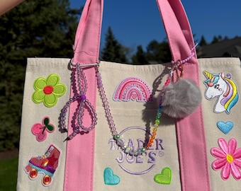 Bolso de mano con encanto al estilo Coachella