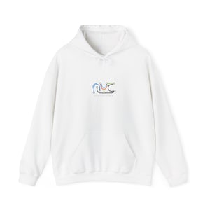 Peut inclure: Un sweat à capuche blanc avec une poche avant et une capuche à cordon de serrage. Le sweat à capuche présente un petit graphisme coloré sur la poitrine avec les lettres "NYC" et un motif de lignes. Le motif intègre des lignes bleues, jaunes, vertes et noires.