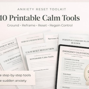 Könnte beinhalten: Angst-Reset-Toolkit mit 10 druckbaren Calm Tools. Enthält Checklisten und Anleitungen zum Erden, Umdenken und Wiedergewinnen der Kontrolle. Mit Tablet, Papieren, Stift und einer Tasse Kaffee.