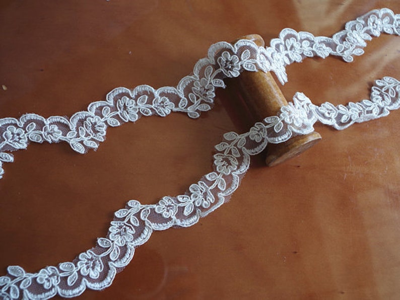 ivory Lace Trim, alencon lace, scalloped lace trim with small flowers, cg001b image 4