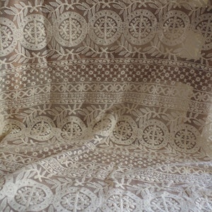 Puede incluir: Tela de encaje blanca con un delicado patr&oacute;n floral. La tela tiene una textura transparente y es perfecta para proyectos de artesan&iacute;a o costura.