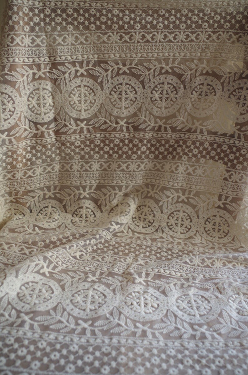 Puede incluir: Tela de encaje blanca con un delicado patr&oacute;n floral. La tela tiene una textura transparente y es perfecta para proyectos de artesan&iacute;a o costura.