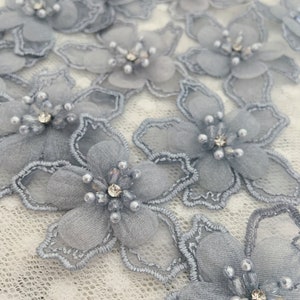 5 Stk. Perlenflorwer Spitze Applikation, 3D Spitzen Applikation mit Organza Blumen Motiv
