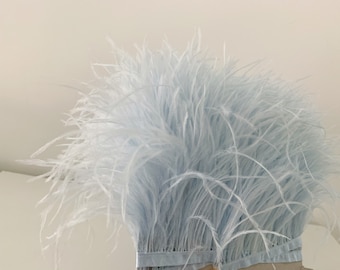Ribete de plumas de avestruz azul claro con cinta de satén, más de 50 colores.