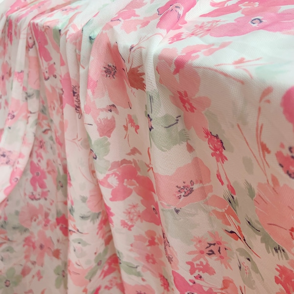 Tissu de tulle extensible rose à 4 voies avec des fleurs imprimées, tissu coloré en maille extensible avec des fleurs, tissu de tulle élastique