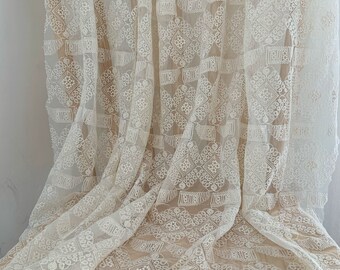 Tissu dentelle tulle brodé ivoire avec cercles, 47" de large