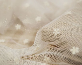 tissu en dentelle écru, dentelle en tulle brodée, dentelle en résille avec des fleurs de marguerite brodées