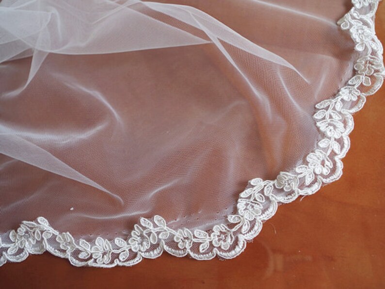 ivory Lace Trim, alencon lace, scalloped lace trim with small flowers, cg001b image 3