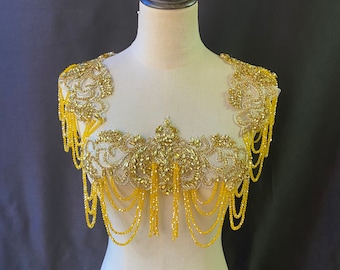 Applikation med guldfärgade strass och kedjor för kostym, kroppssmycken med fransar, axelhalsband för couture- och danskostymer