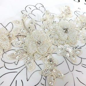 Beige Perlenblumen Aufnäher für Kleid, Kostüm, handgemachte Blumenapplikation für Hochzeitskleid, Ballkleid