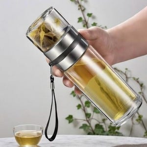 Puede incluir: Un juego de tres tazas de cerámica con un acabado mate moteado. Las tazas son de color crema, marrón claro y marrón oscuro. Cada taza tiene un diseño simple y minimalista.