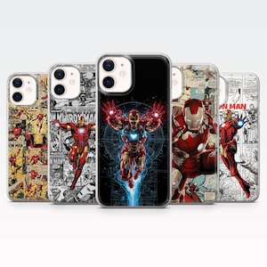 Puede incluir: Una taza de cerámica blanca con asa negra y el texto "But First, Coffee" en negrita negra. La taza se encuentra sobre un fondo borroso, sugiriendo un ambiente acogedor.