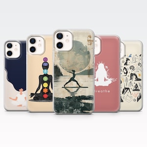 Puede incluir: Una colección de cinco fundas para teléfono con diseños de yoga. Las fundas presentan ilustraciones de posturas de yoga, símbolos de chakras y paisajes serenos. Los colores incluyen azul marino, beige, rojo y blanco. Las fundas están diseñadas para un teléfono inteligente.