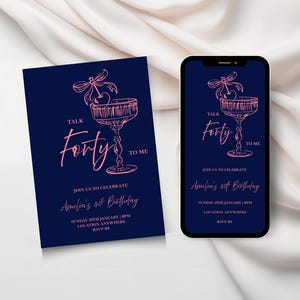 Peut inclure: Invitation d'anniversaire bleu marine et écran de smartphone avec une illustration de verre à cocktail rose et les mots "Talk Forty To Me". L'invitation comprend les détails de l'anniversaire d'Amelia.