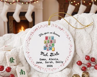 Gepersonaliseerd Mahjong-ornament, Het Jaar Dat We Mah Girls Werden, Gepersonaliseerd Mahjong Groepscadeau, Keramisch Kerstornament 2026, Mahjong Vriendin Cadeau