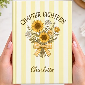 Peut inclure: Un livre à couverture rigide avec des rayures verticales jaune pâle et blanches. Le devant présente une illustration florale de tournesols et de roses blanches nouée d'un ruban vichy jaune, avec le texte "CHAPTER EIGHTEEN" et "Charlotte".