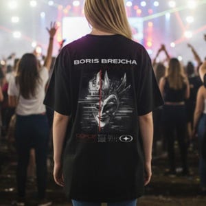 Camiseta com estampa do Boris Brejcha, camiseta techno rave, camiseta com máscara de DJ, roupa para festivais underground, streetwear para balada, blusa unissex.
