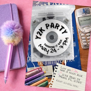 Puede incluir: Imagen con temática de fiesta Y2K con un CD en una funda transparente, un teléfono Nokia con "Ur invited!" en la pantalla y una invitación escrita a mano. También hay un bolígrafo morado con una parte superior esponjosa de arcoíris y un cuaderno morado.