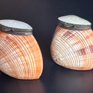 ヴィンテージの真珠貝製ソルト＆ペッパーシェーカーセット