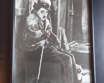 Una fotografia "vintage" incorniciata di Sir Charlie Chaplin, datata 17/01/1957.