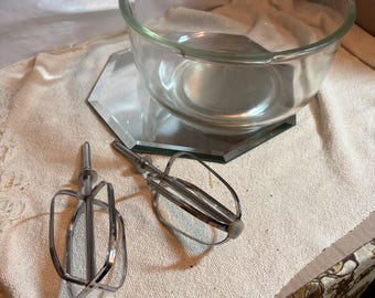 Set vintage di ciotola grande da 4 quarti Sunbeam Mixmaster in vetro e frusta abbinata con punta in nylon