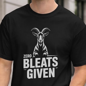 Könnte beinhalten: Schwarzes T-Shirt mit einer weißen Ziegenillustration und dem Text "ZERO BLEATS GIVEN". Dieses Grafik-T-Shirt ist ein Freizeitartikel.