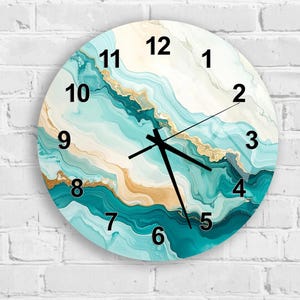Può includere: Orologio da parete rotondo con un design marmorizzato nei toni del verde acqua, oro e bianco. Il quadrante dell'orologio presenta numeri e lancette nere. L'orologio è montato su un muro di mattoni bianchi.