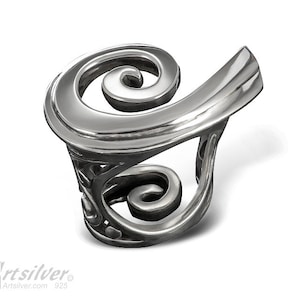 K&ouml;nnte beinhalten: Ein silberner Ring mit einem geschwungenen Design. Der Ring ist aus Sterlingsilber gefertigt und hat ein einzigartiges, filigranes Design.