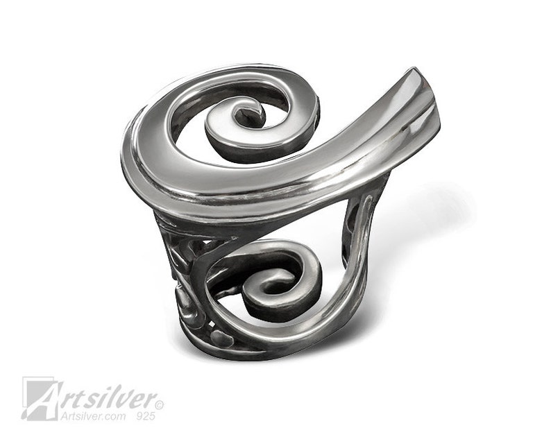 K&ouml;nnte beinhalten: Ein silberner Ring mit einem geschwungenen Design. Der Ring ist aus Sterlingsilber gefertigt und hat ein einzigartiges, filigranes Design.