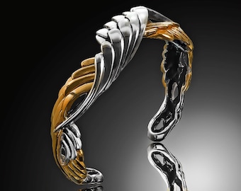 Brazalete de alas de ángel en plata de ley con detalles en oro de 18 quilates