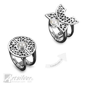 Könnte beinhalten: Zwei silberne Ringe mit einer Perle in der Mitte. Der Ring links ist ein Kreis mit einem geometrischen Muster. Der Ring rechts ist eine Halbmondform mit einem geometrischen Muster. Der Text "Transforms To" steht auf einem weißen Pfeil, der nach rechts zeigt.