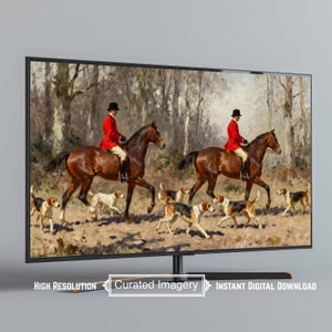 Puede incluir: Impresión digital mostrada en una pantalla de televisión negra. La obra de arte representa a dos jinetes con abrigos rojos sobre caballos marrones, seguidos por una jauría de perros en un entorno forestal. El texto en la pantalla dice "Curated Imagery" y "Instant Digital Download."