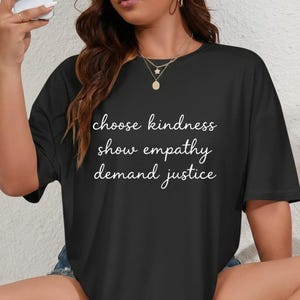 Camiseta con cita inspiradora: Elige la amabilidad, muestra empatía y exige justicia. Sudadera bordada. Camiseta gráfica con un regalo significativo.